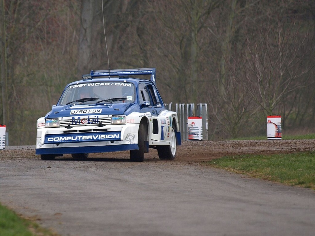 MG Metro 6R4 i full fart på en rallysträcka.